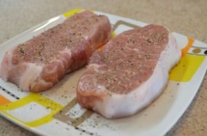 Мясные стейки натираем солью и перцем